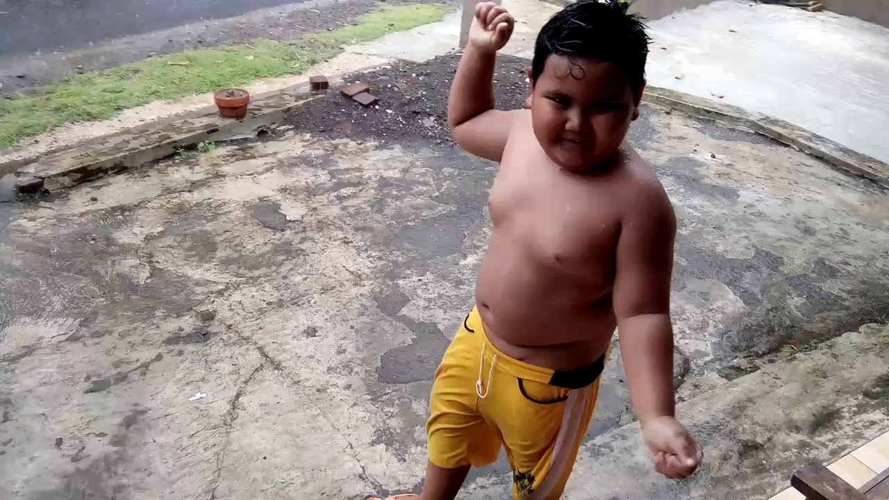 BOCAH GENDUT MANDI AIR HUJAN