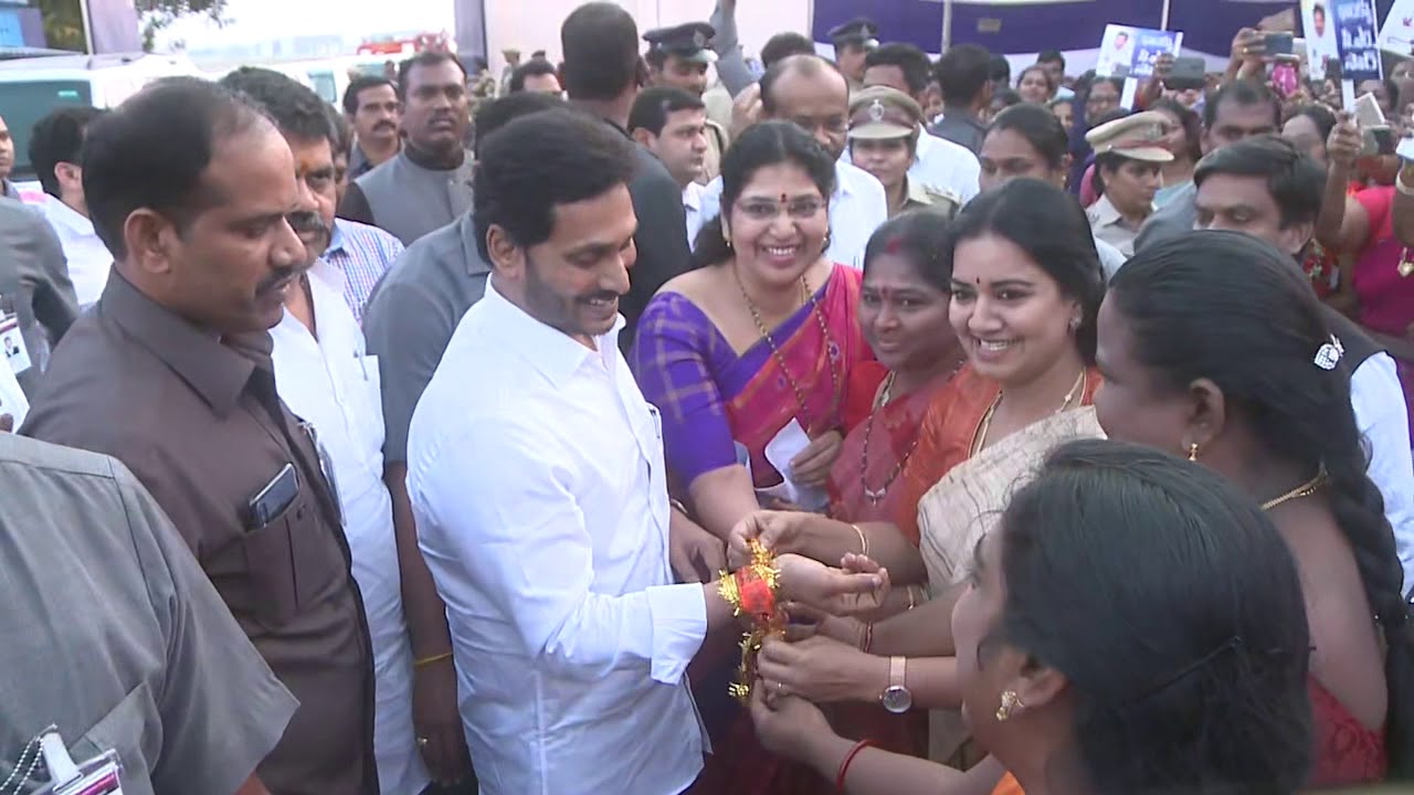 AP CM YS Jagan recieves grand welcome at Visakhapatnam Airport - 13th Dec 2019