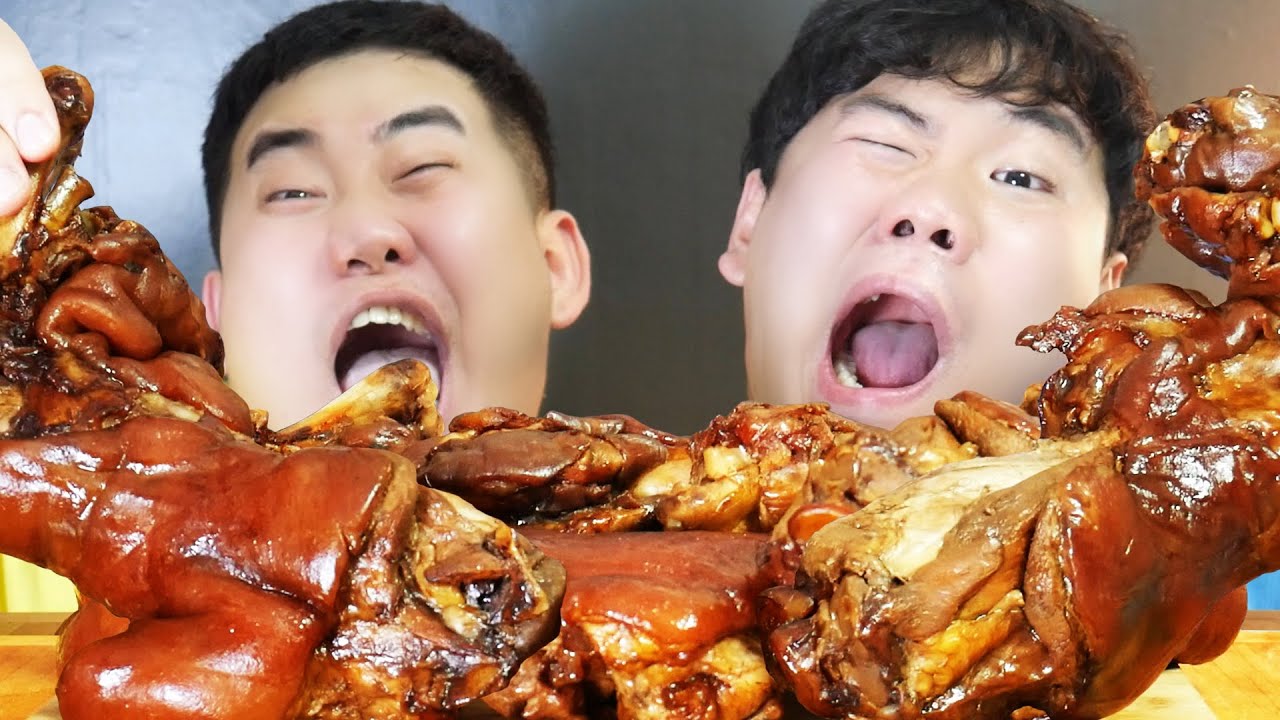 리얼먹방) ASMR MUKBANG 잃어버린 친형 월쌍 김광환과 만화 고기 통족발 상남자식 리얼사운드 먹방 pigs' feet EATING SOUND