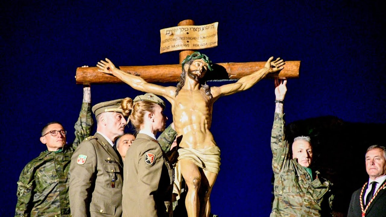 Traslado al Castillo y entronización del Cristo de la Esperanza en Ponferrada Semana Santa 2024