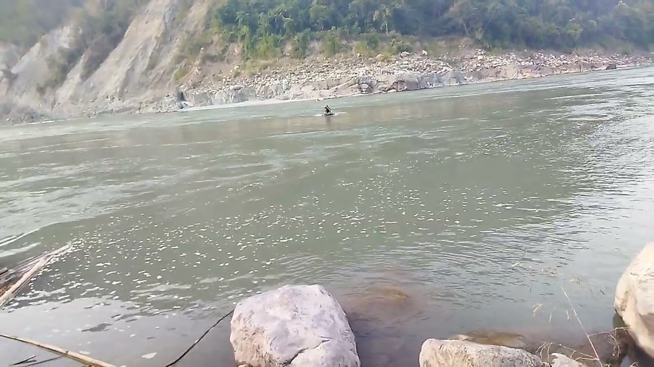 यहाँ बारा क्षेत्र को सप्तकोशी को बीचमा जाल थाप्नु जाँदै गरेको छ हेर्नुहोला 