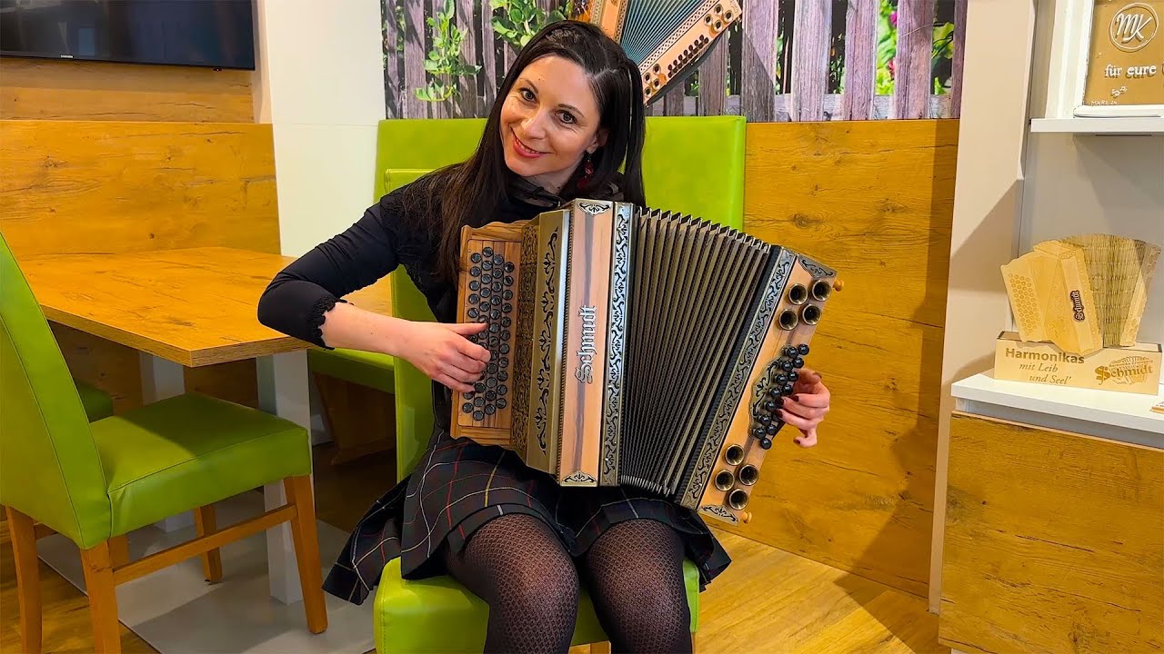 Claudia Hinker spielt 