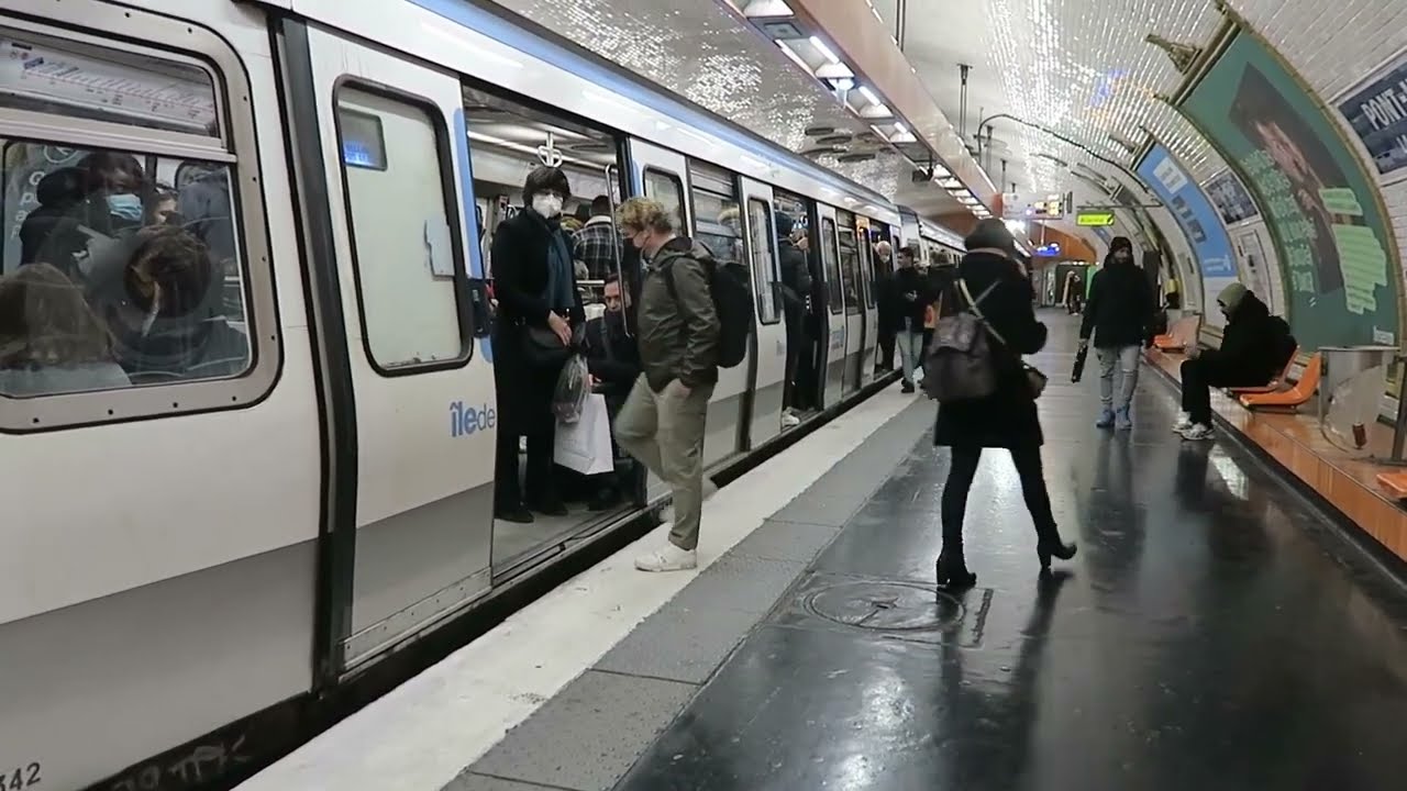 Paris Metro Line 7 Trains At Pont-Neuf 5 December 2022