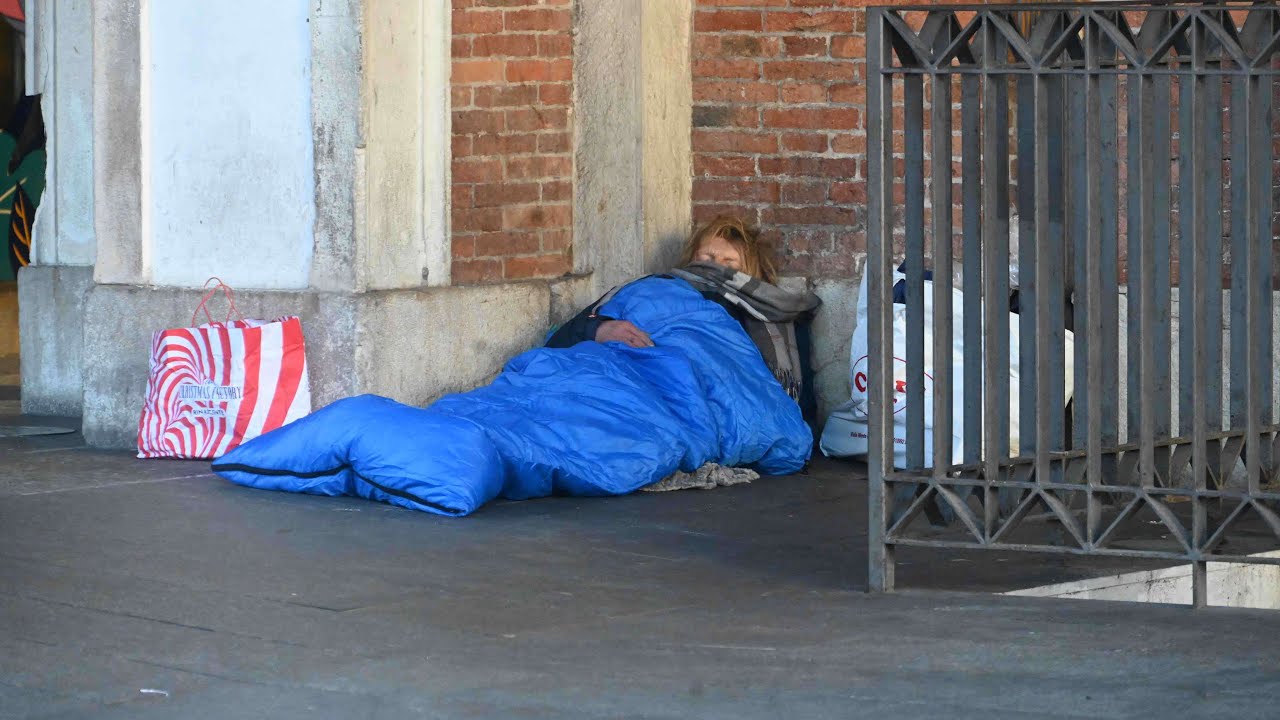 Le gelide nottate dei senzatetto a Brescia