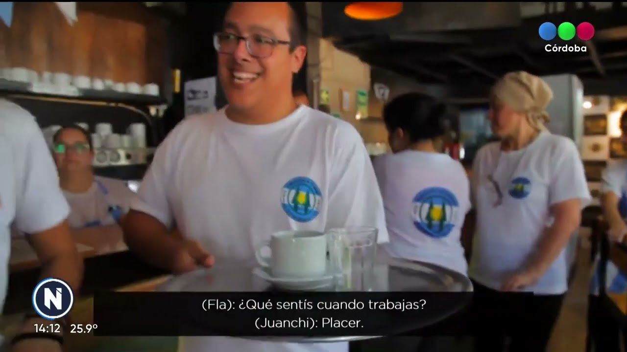 8 chicos con discapacidad trabajan en un bar