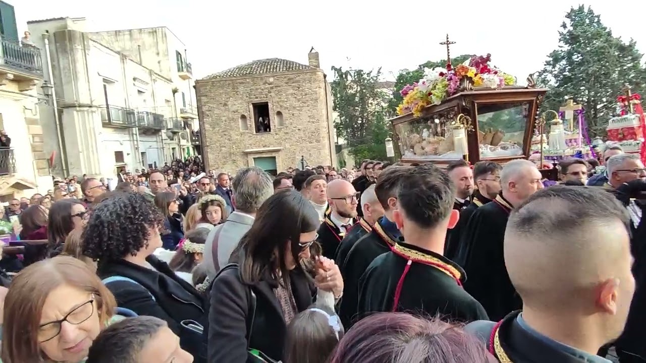 Pasqua 2025 La Bara del Cristo Morto Ferrandina Sabato Santo la processione rientra a S.Domenico