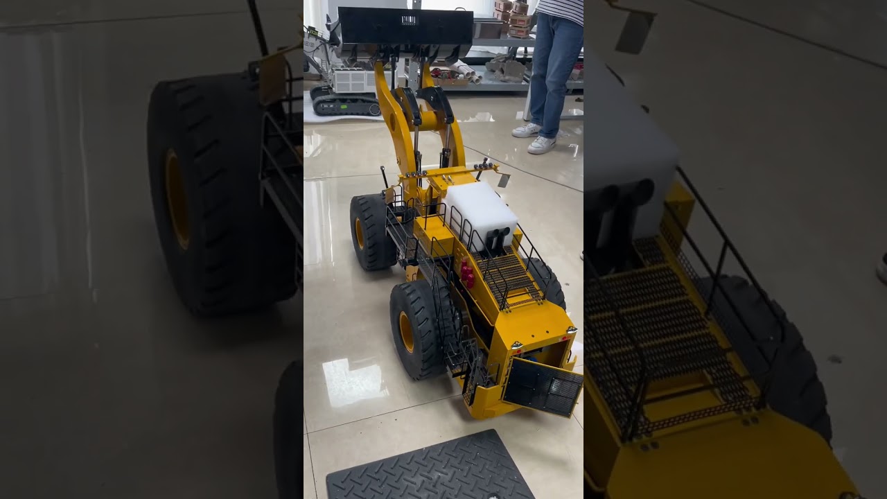 The biggest 1/14 L2350 RC hydraulic loader