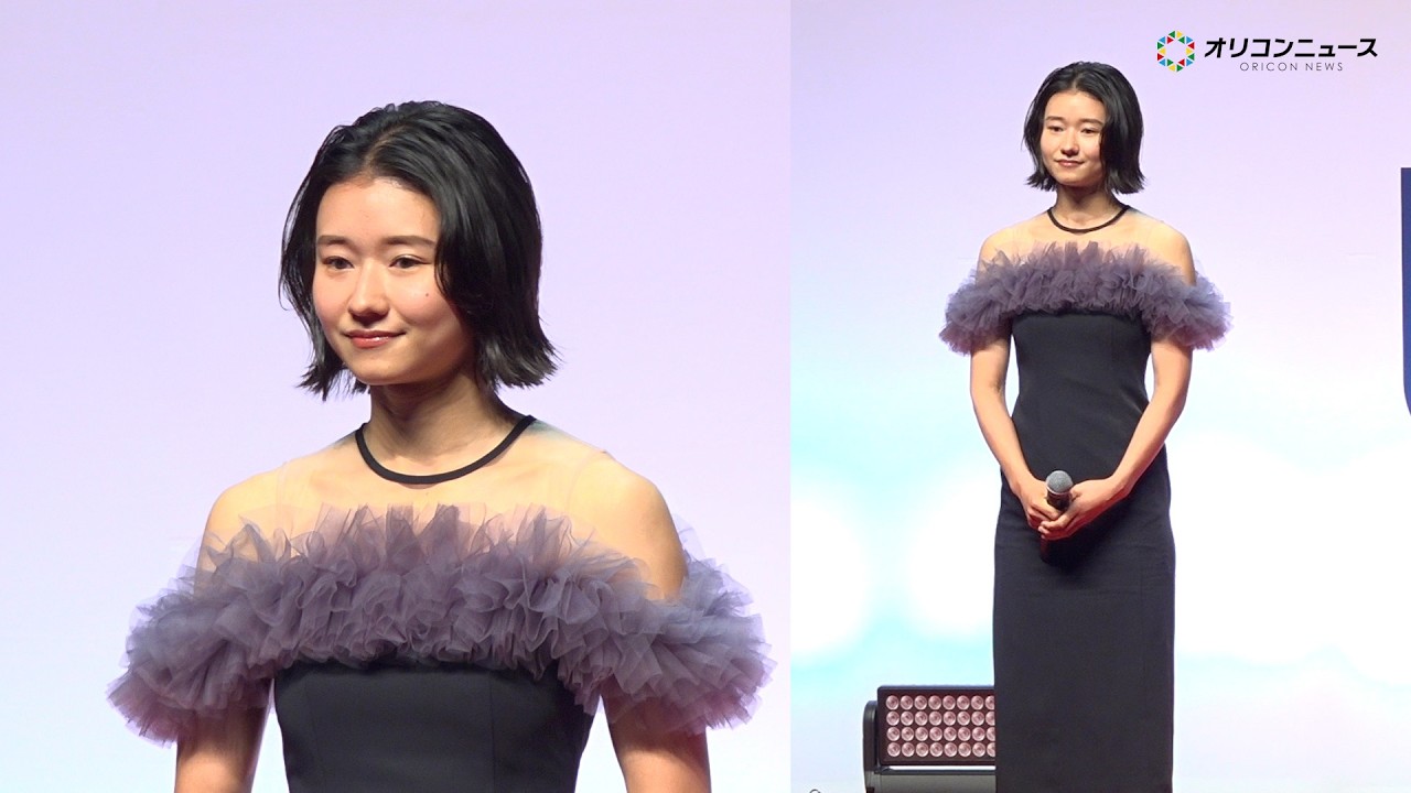 【話題のハードラー】田中佑美、肩出しドレスでエレガントに登壇　表彰式に花添える　『UNIVAS AWARDS 2025-26』表彰式