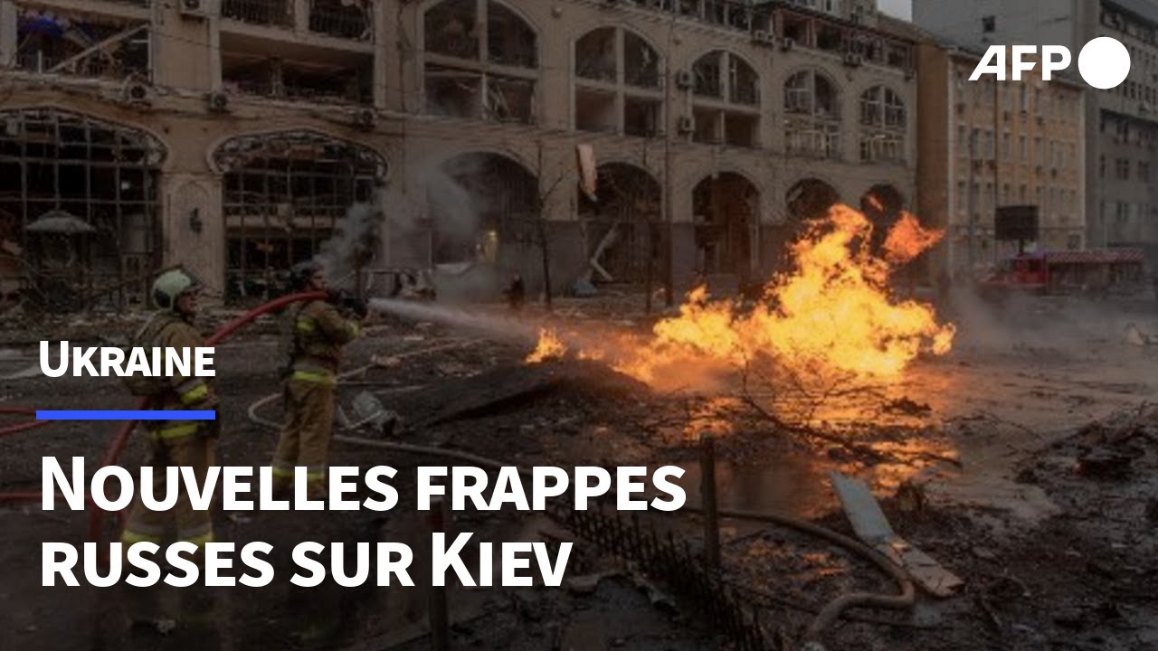 Dommages et voitures en feu dans le centre de Kiev après une attaque russe | AFP Images