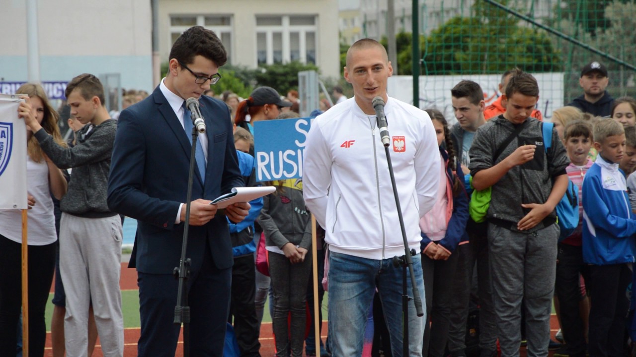 Jakub Krzewina podczas otwarcia boiska wielofunkcyjnego w Kruszwicy