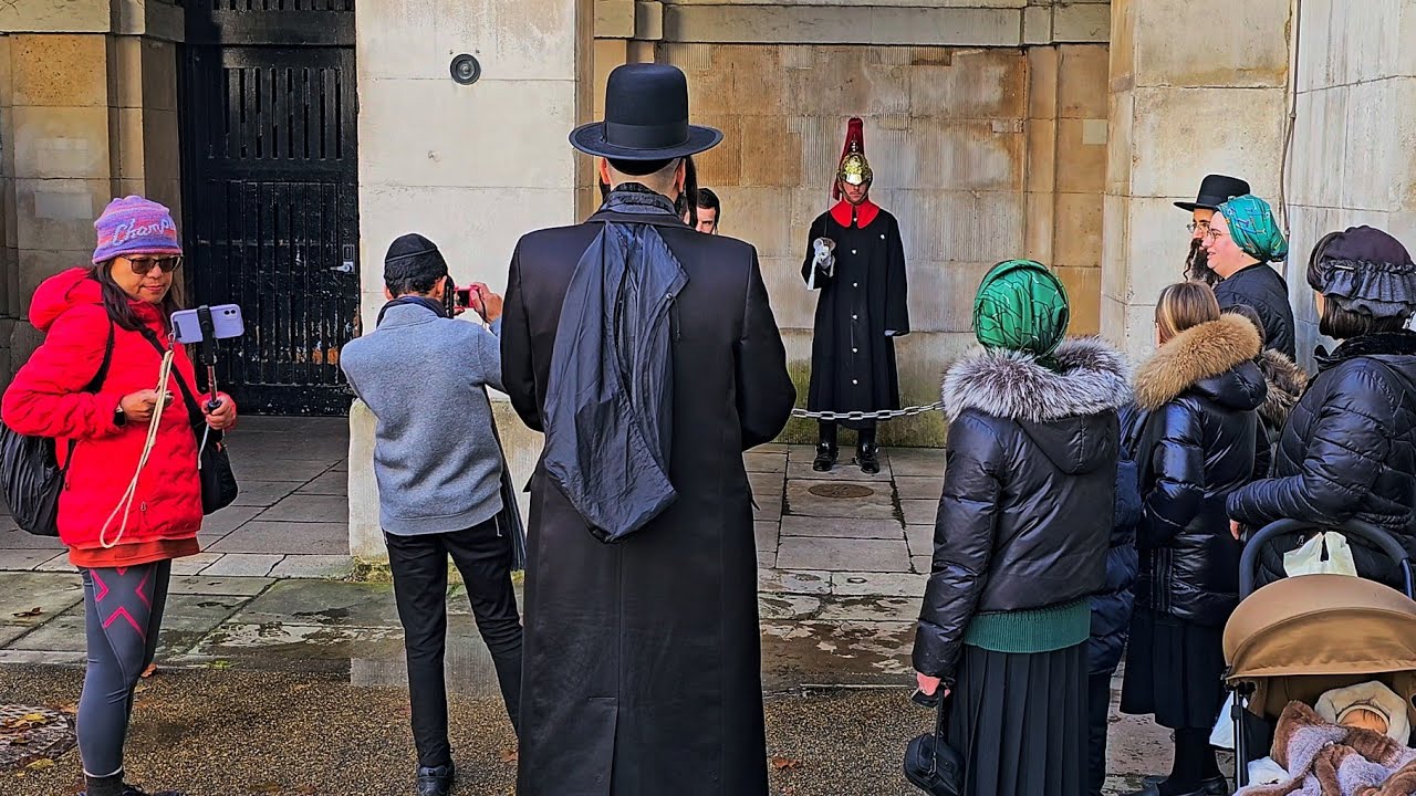 TOURIST FILMS THESE IDIOTS HARASSING THE KING'S GUARD - EVEN THE HORSES HAVE HAD ENOUGH!