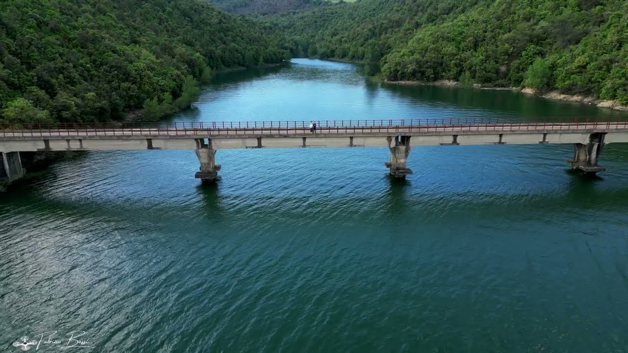 Sopra le acque: La meraviglia aerea del lago di Corbara catturata dal drone.