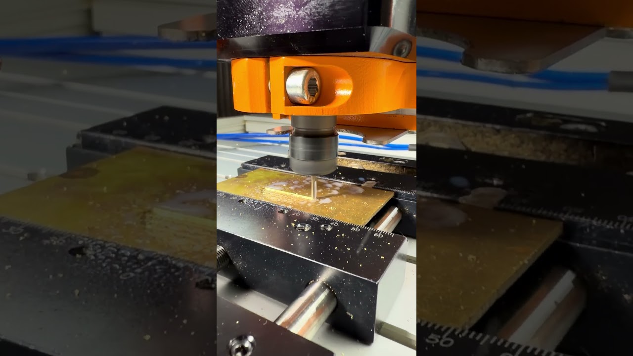 CNC schruppt Messing f&uuml;r 3D-Relief