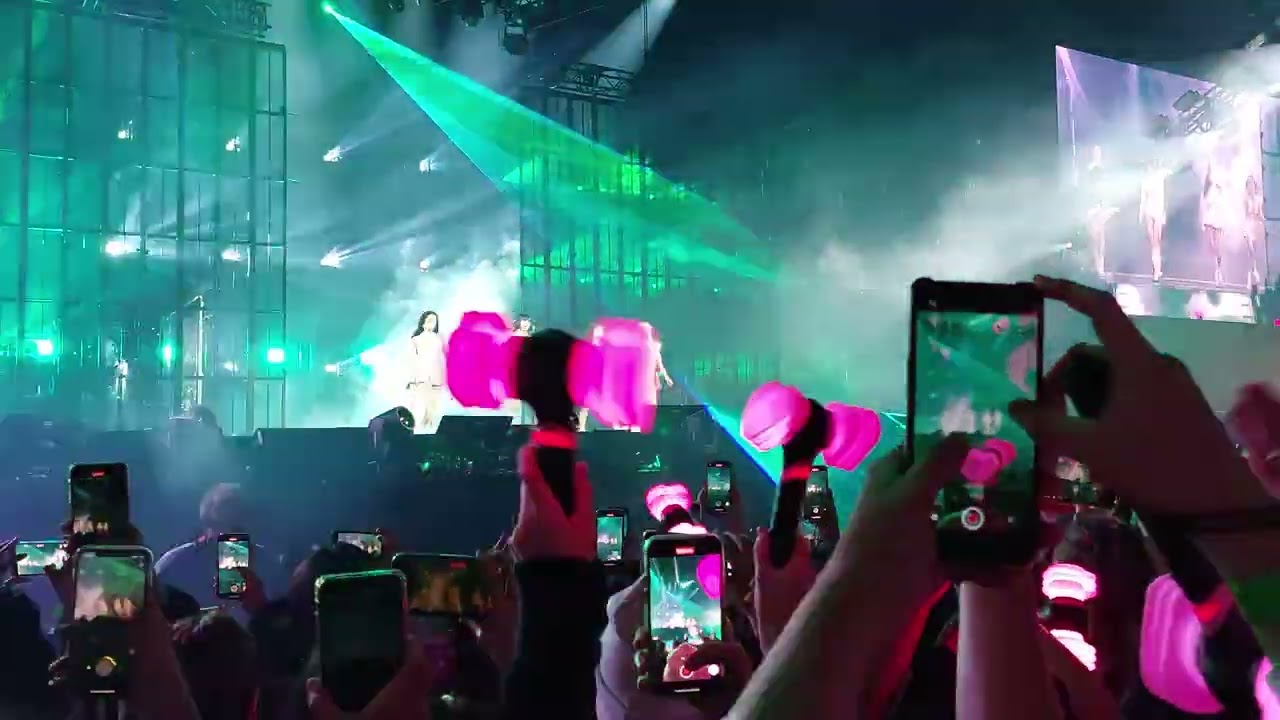 BLACKPINK live in Amsterdam (22-12-2022) Opening visuals and 