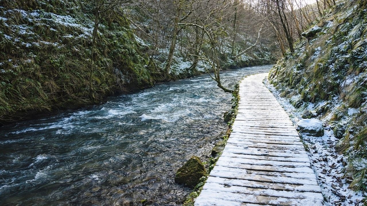 Dovedale to Milldale Winter Snow Walk, English Countryside 4K