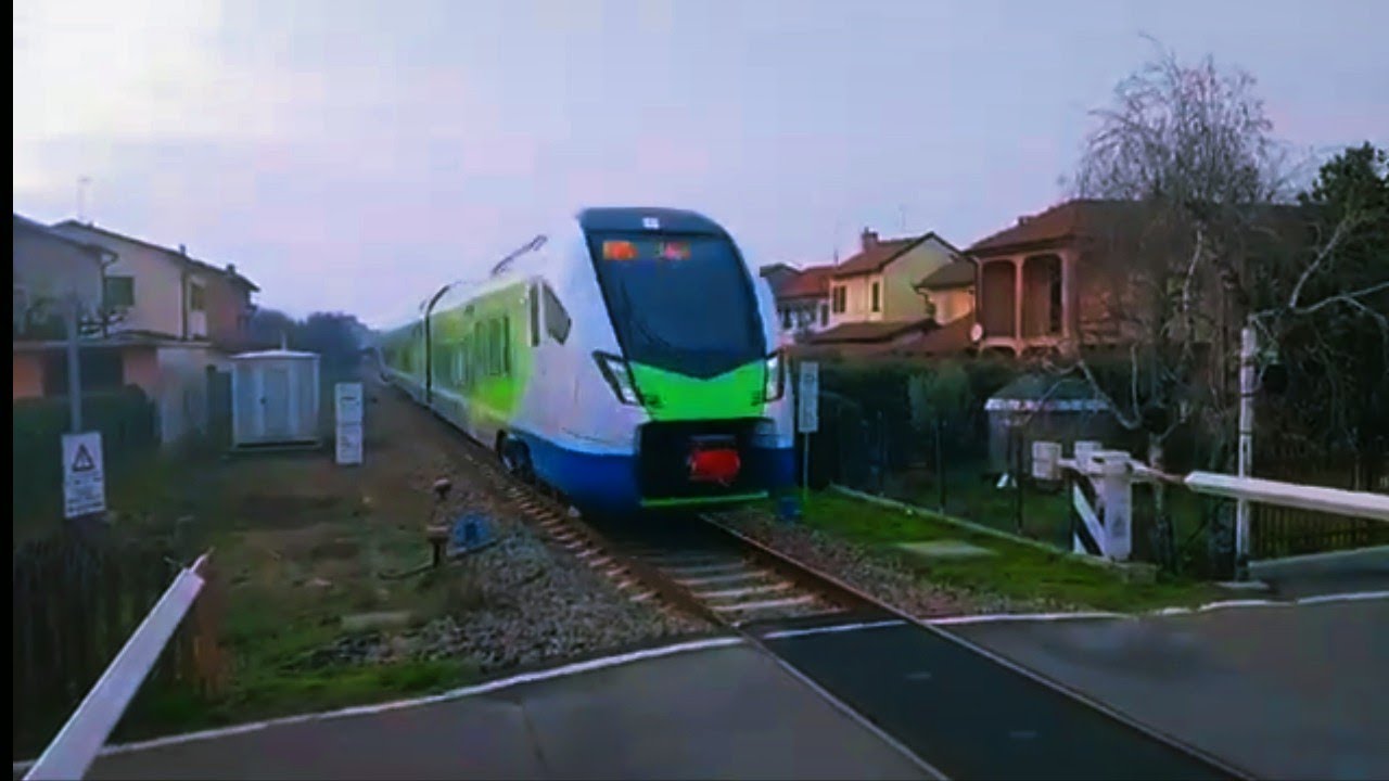 Tanti Treni Regionali al passaggio a livello di Viale Cremona! 🚅