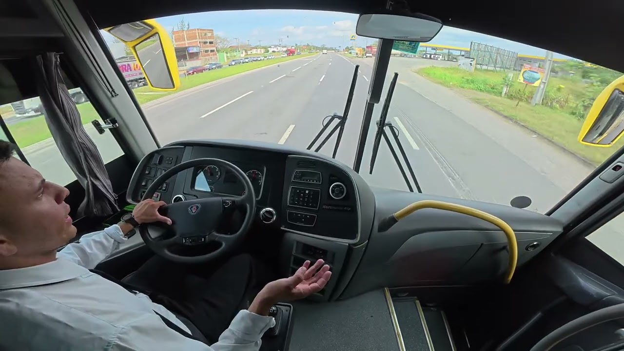 Dirigindo o ônibus da Scania de marcha programada.
