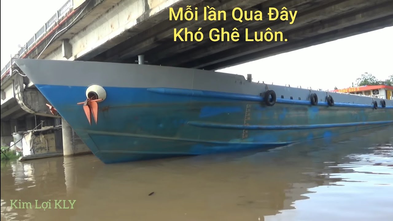 Tr&ecirc;n Cầu th&igrave;,Xe chạy ,dưới th&igrave; ghe ,v&agrave; Sa lan qua lại rất nguy H.i.ể.m