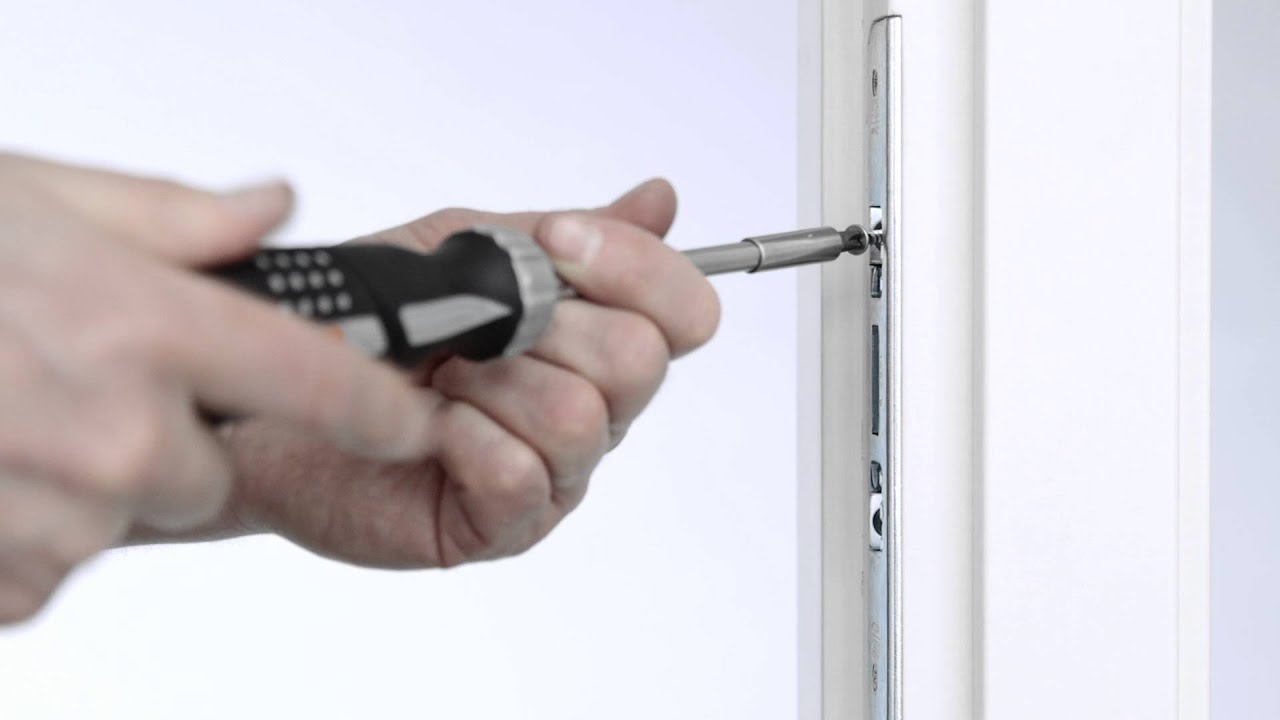 Steg 9. Installera ditt Yale Doorman Classic: Montera slutblecket