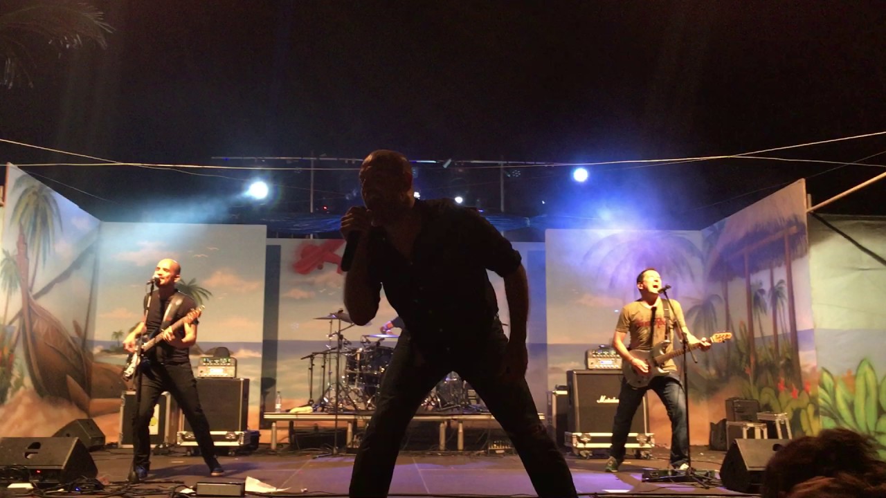 Los Salvapantallas - Clavado en un Bar [Cover de Maná] EN VIVO La Punta (14/07/2017)