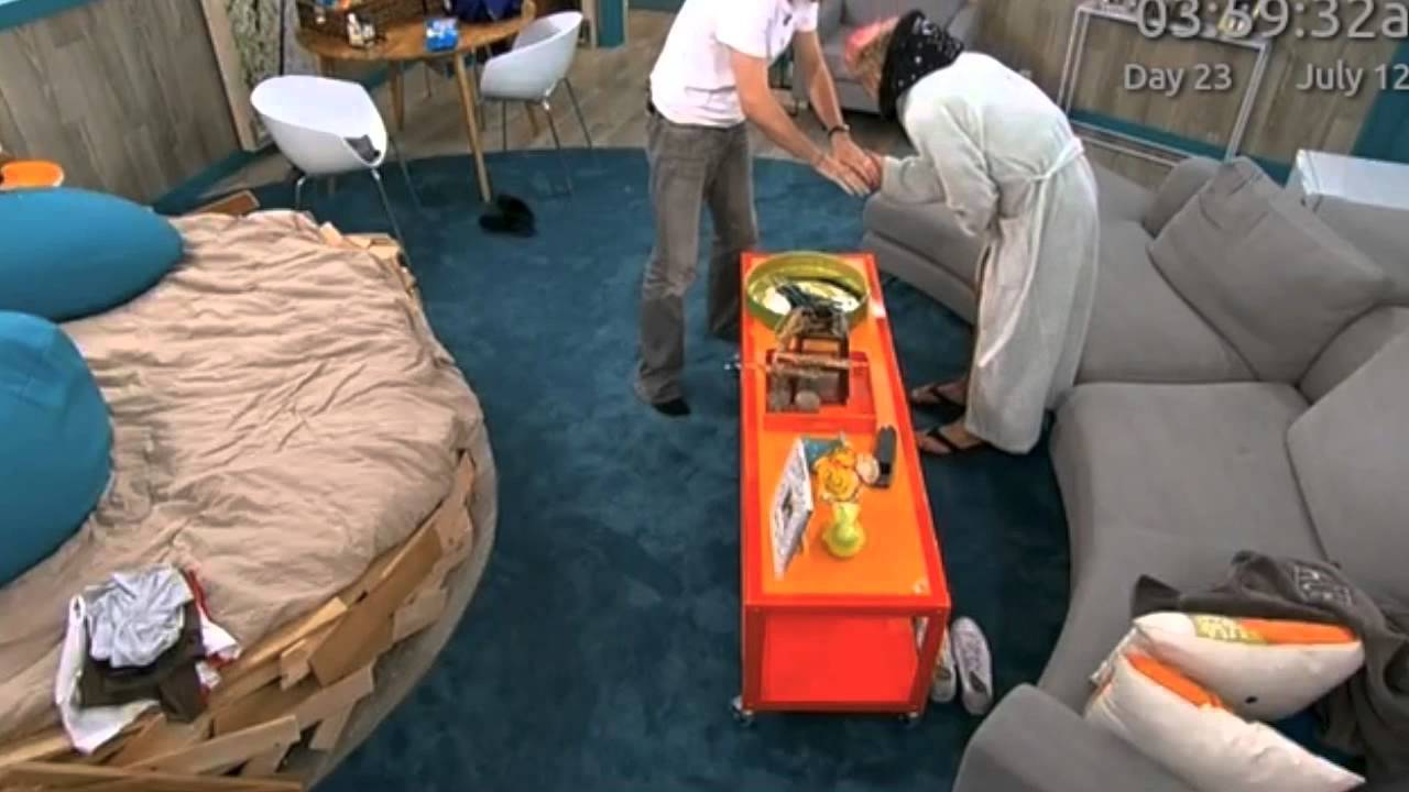 Frankie thinks Donny is a cop. Derrick jokes that he is an undercover cop.