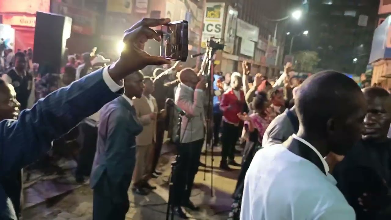 Ooh namwimbia Yesu Anayenipigania