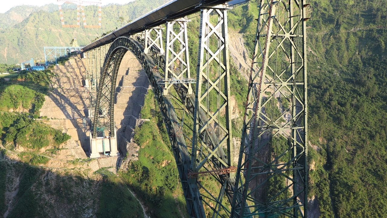Chenab रेलवे पुल के Deck का Golden Joint लगाया गया, दुनिया का सबसे ऊंचा Railway Arch Bridge पूरा हुआ