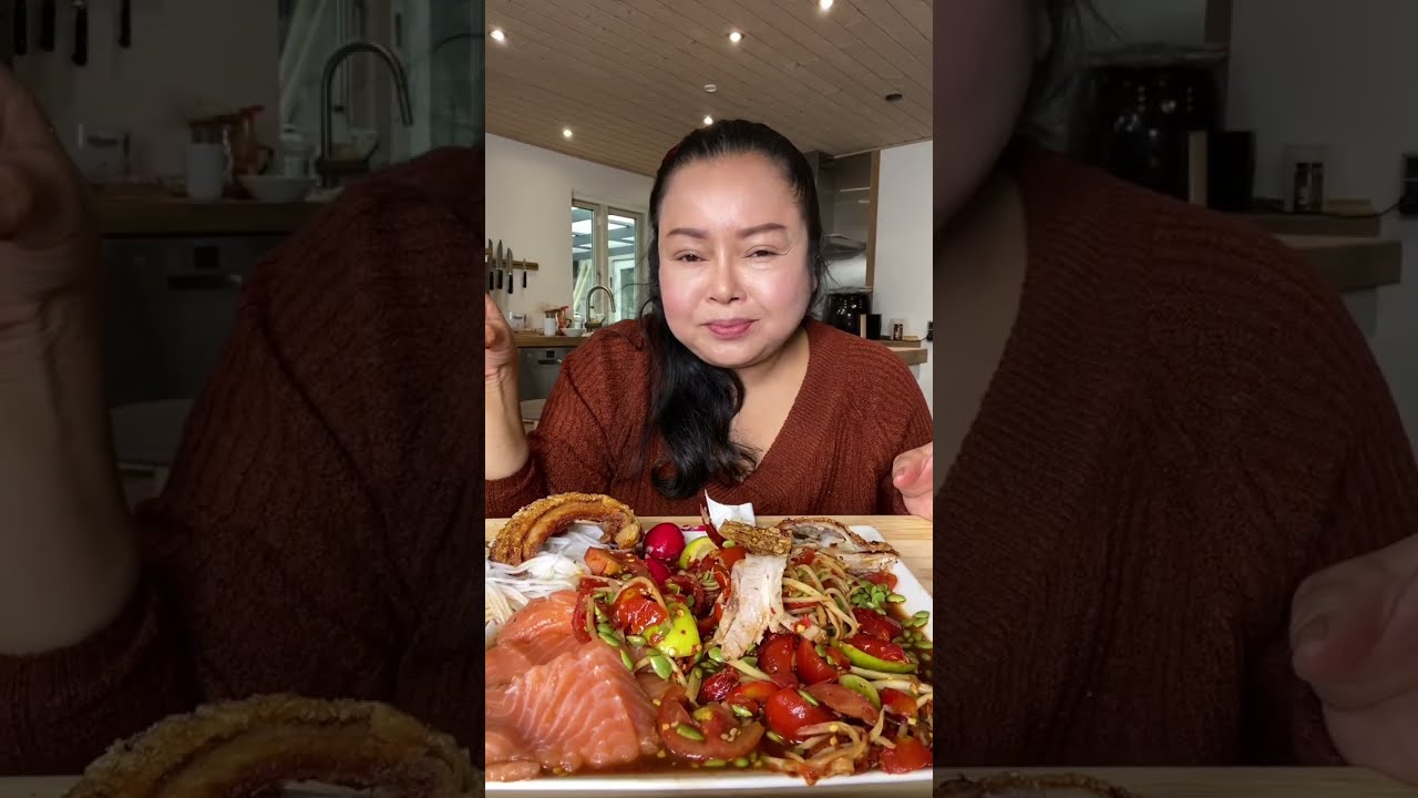 กินตำปลาร้าหมูกรอบ ปลาแซลม่อนสด