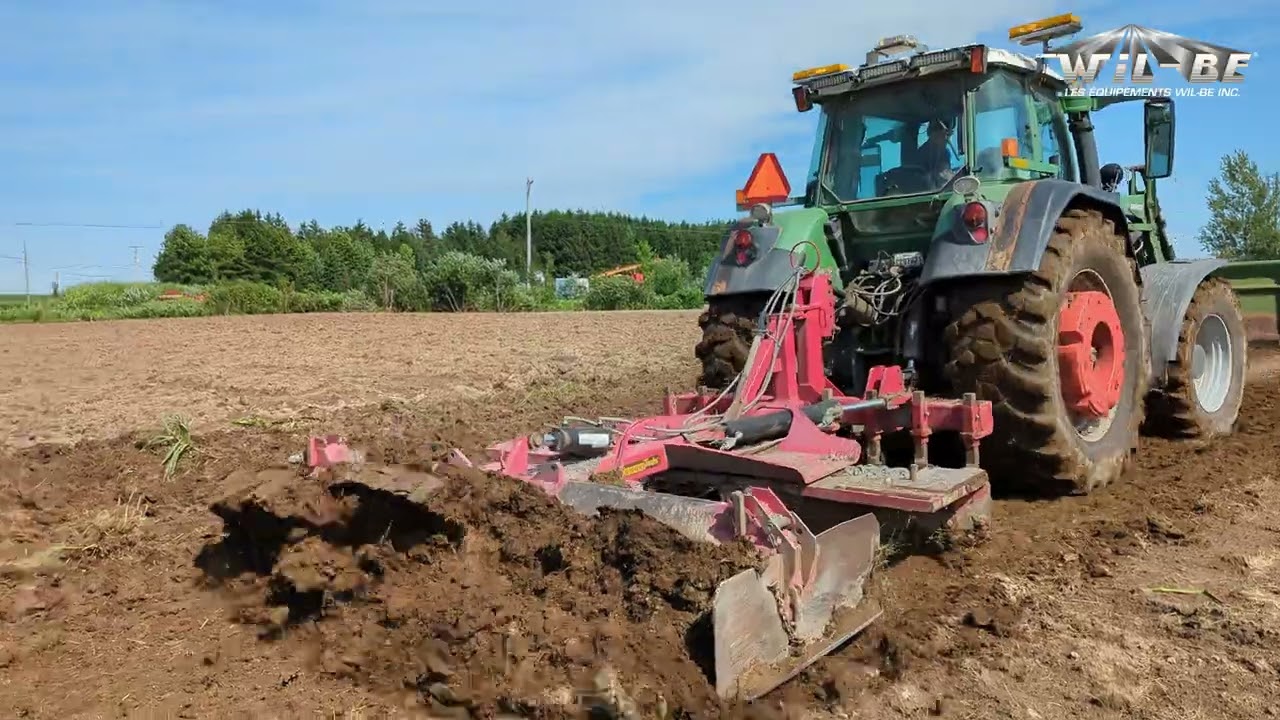 La niveleuse Wil-Be dans le champ