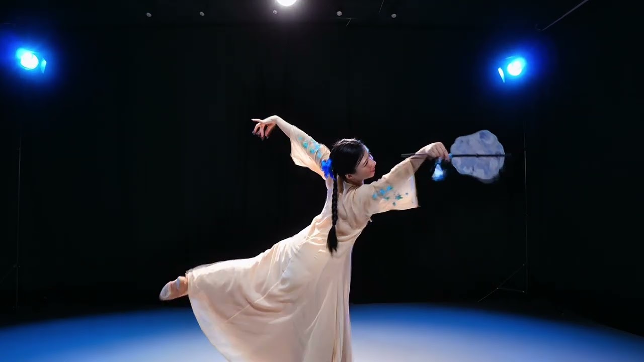摇扇春满怀 🩵 - Múa Trung Hoa #chinesedancer #chineseclassicaldance #muacotrang #xuhướng #fyp #yeumua 
