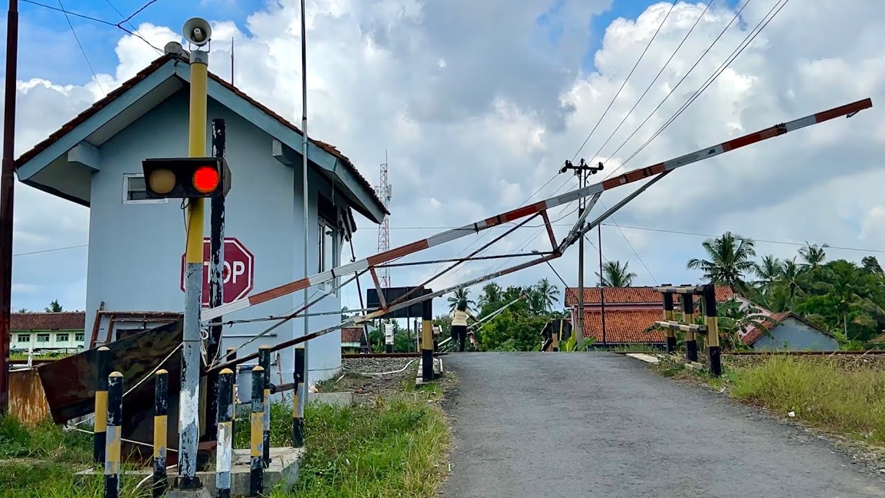 Palang Pintu Unik, Perlintasan Kereta Api Keputihan Soka Kebumen, Jawa Tengah