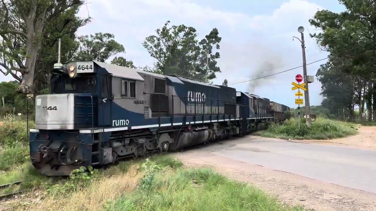Trem cargueiro providente de Rio Grande passando por Bagé sentido Cacequi