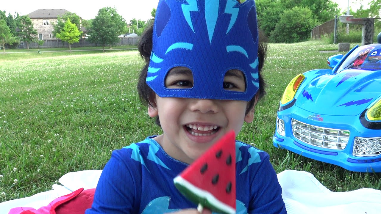 PJ Masks - Héroes en Pijamas Catboy va de picnic en su coche gato | Troy e Izaak