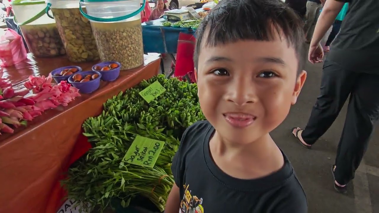 Beli buah Mata Kucing di Medan Niaga Satok sambung ke Emart Matang