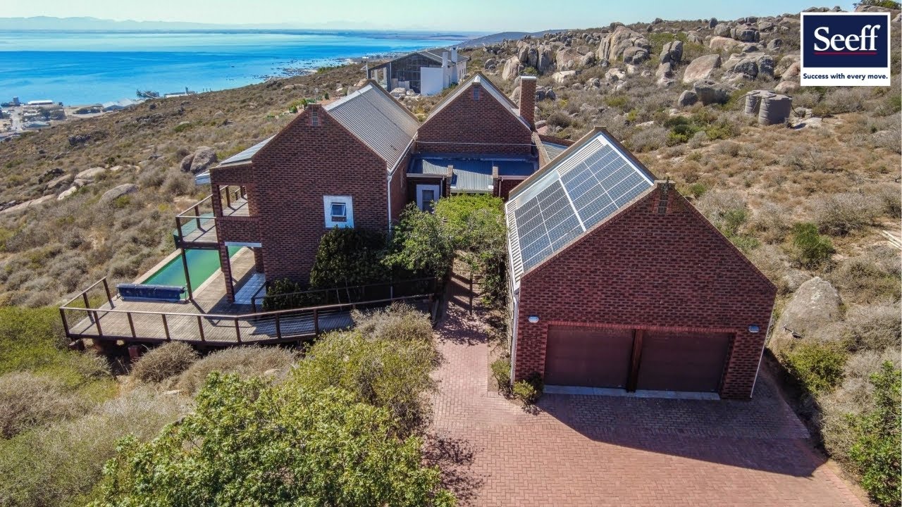 PANOROMIC OCEAN VIEWS - 17ha Smallholding - main house & cottage