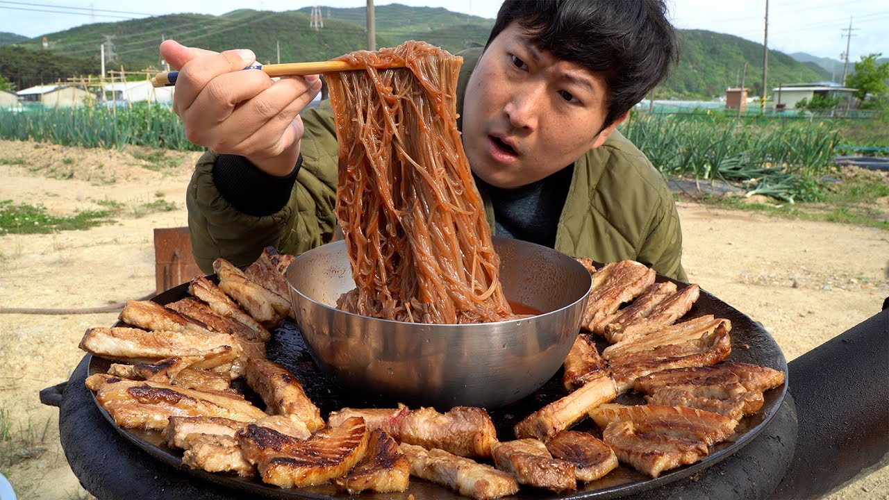 Горячий дьявольский острый Naengmyeon (холодная лапша) - шоу еды Мукбан.