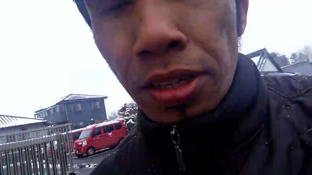 Jalanan bersalju,licin tp harus di lalui,🧶