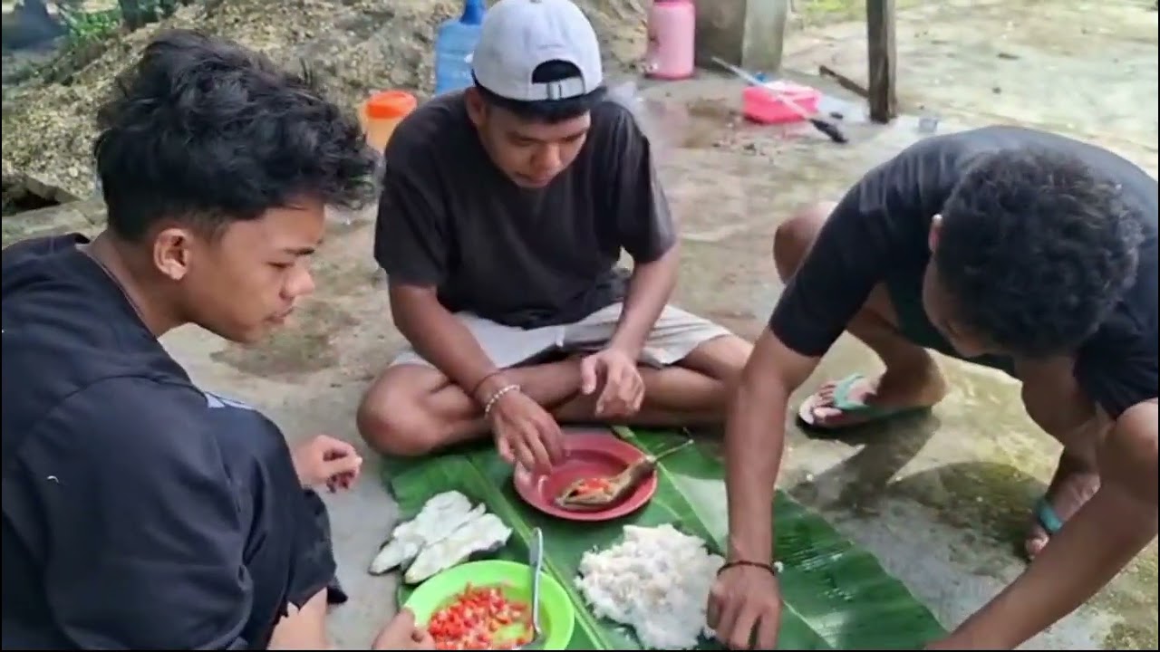 Ikan bakar, makan siang di pinggir kebun