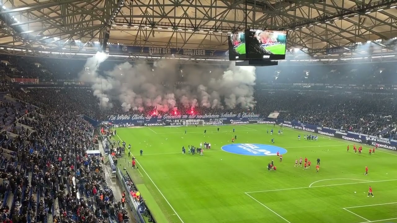 Schalke & der FCN: Nordkurve und Gästeblock gedenken der Verstorbenen - Fackeln für die Freundschaft