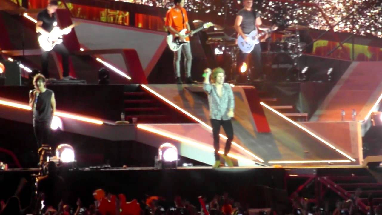 Best Song Ever - One Direction + knock knock joke @Amsterdam (June 25) (Niall limping)