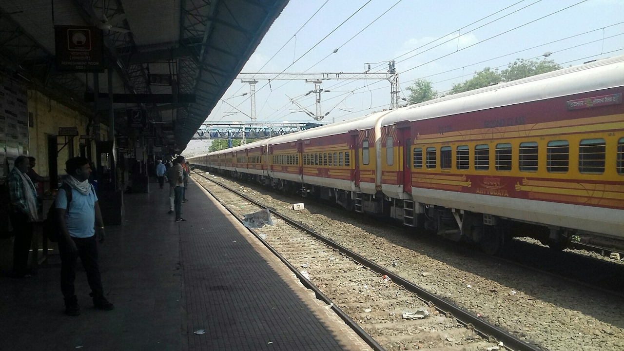 Antyodaya blast:- 22885 LTT-TATANAGAR Antyodaya Express scintillatingly goes past Badnera Jn loudly!