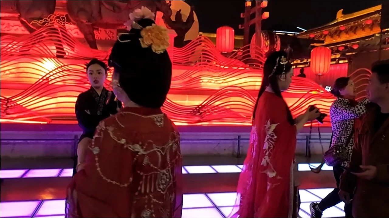 踏入了大唐不夜城，仿佛穿越时空，置身于大唐盛世。 #床车自驾游 #房车旅行 #新能源床车 #自驾游