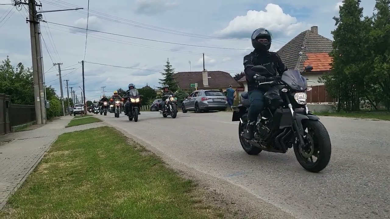 Prejazd motoriek cez obec Hul