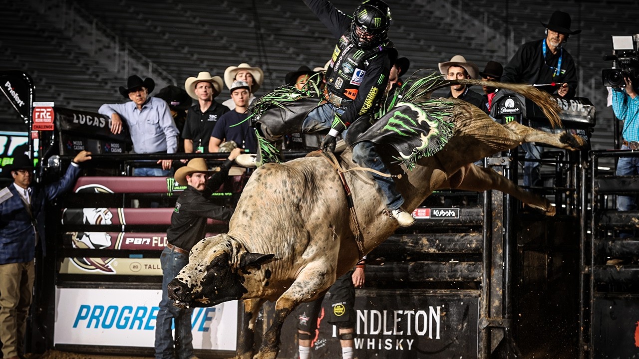 Daylon Swearingen rides Cowboy Playboy for 87.35 points | PBR UTB Highlight