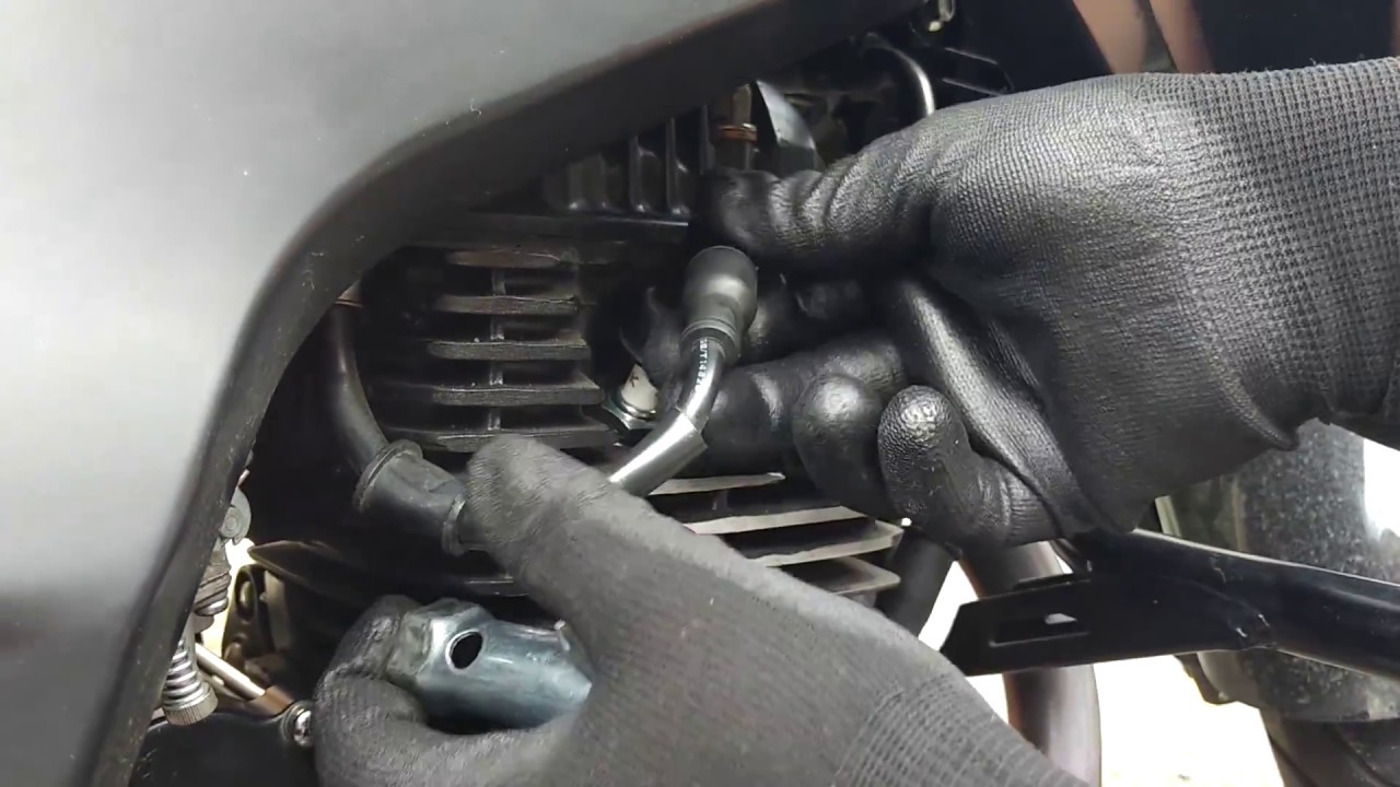 Como cambiar la Bujía de una moto - CR5 180