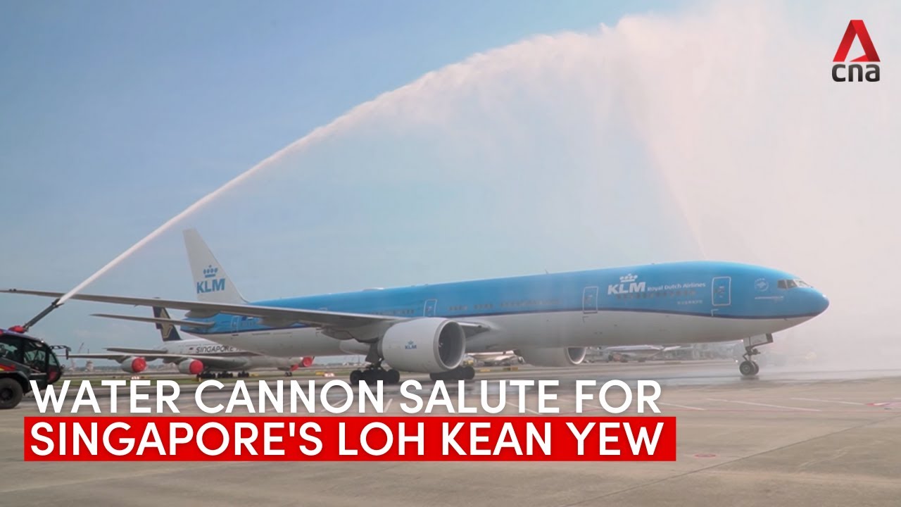 Water salute welcomes Loh Kean Yew home at Changi Airport