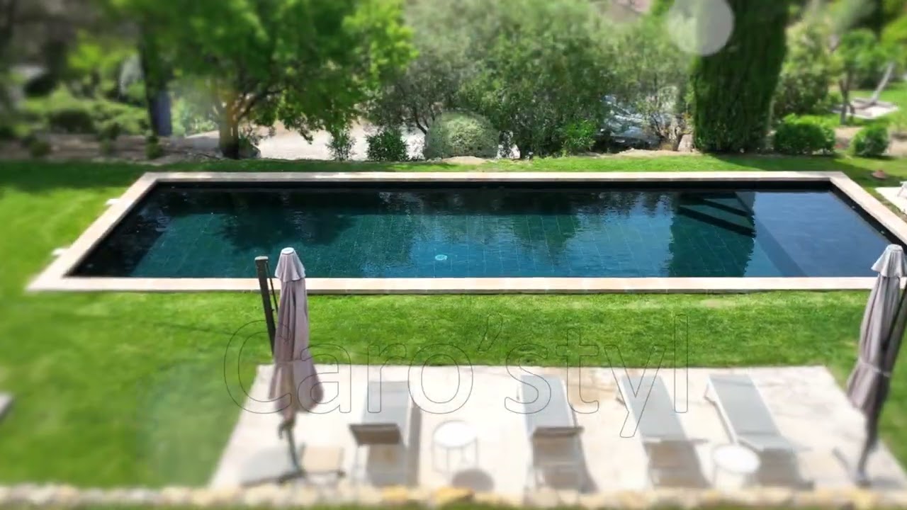 Piscine design avec carrelage effet ardoise noire