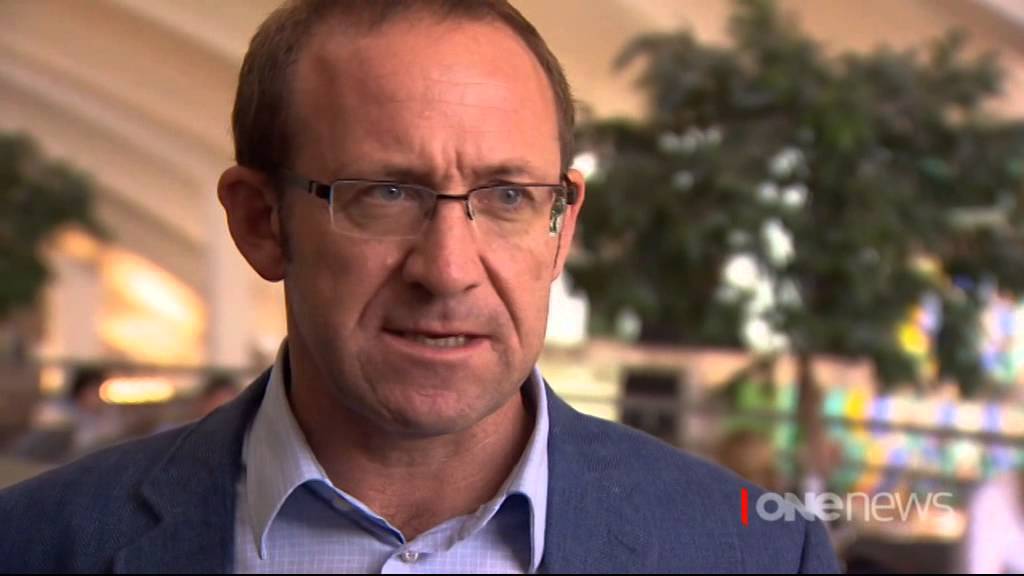 Prime Minister John Key apologises for waitress ponytail pull