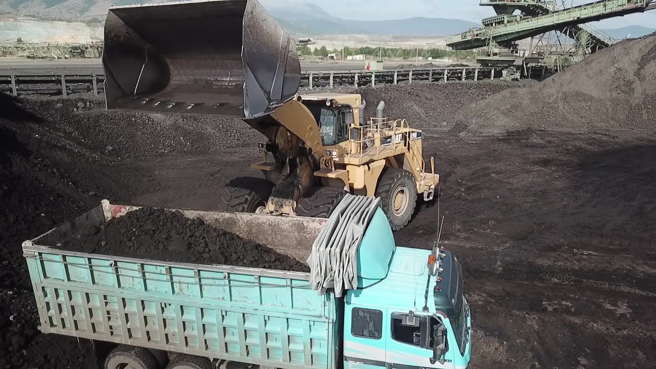 Caterpillar 990 Wheel Loader Loading Coal On Trucks With Two Passes - Ektor Epe