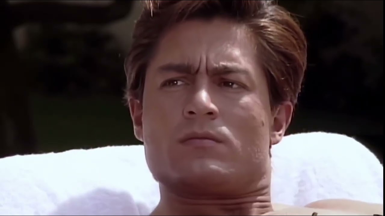 Escena de Fernando Colunga tomando el sol